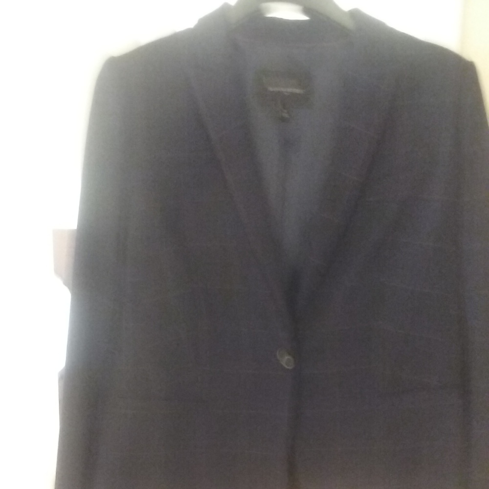 Ban Rep Navy blue suite with a slight white detail